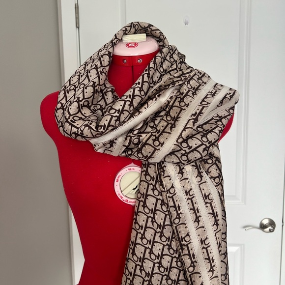 Elegant Brown and Cream Patterned Scarf - Picture 2 of 4